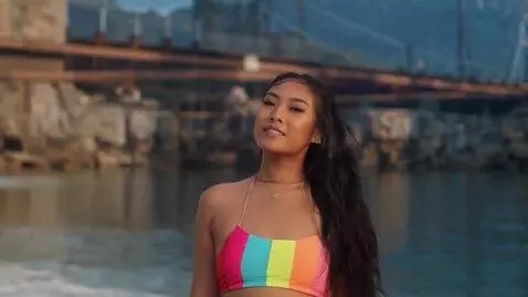 AI Video from prompt: curvy bikini model, Latina