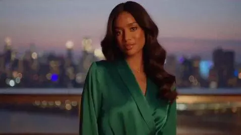 AI Video from prompt: Creat an alluring women