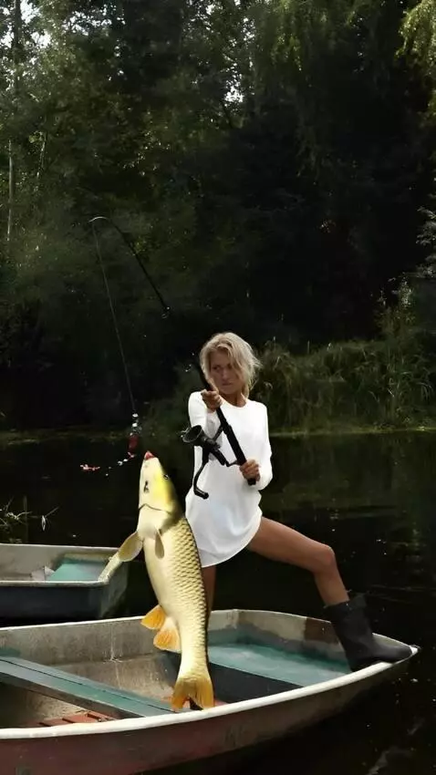 AI Video from prompt: a girl a short skirt is standing in a boat,pulli