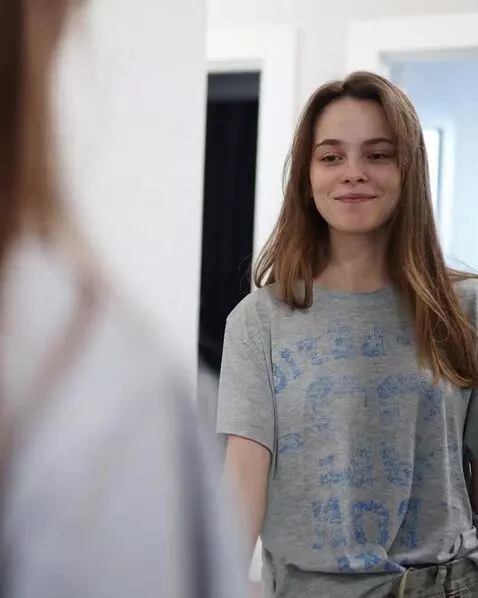 AI Video from prompt: the girl is in a good mood. she looks straight i