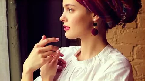 AI Video from prompt: the girl looks at one point her head does not tu