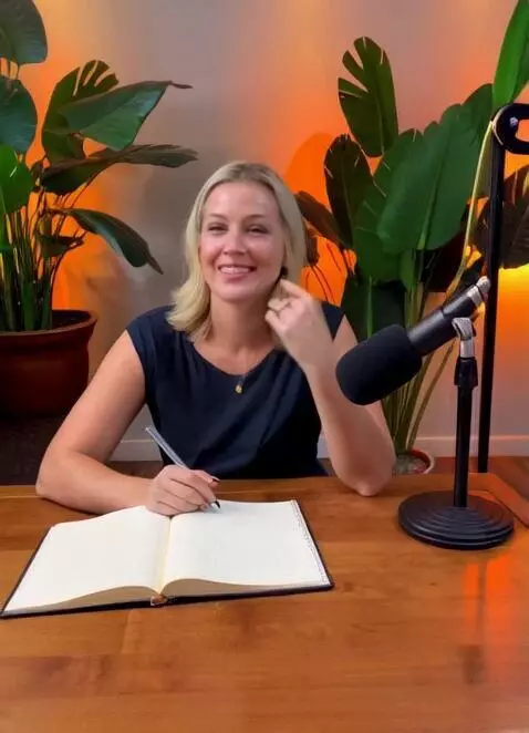 AI Video from prompt: A moment during a podcast in a cozy, professiona