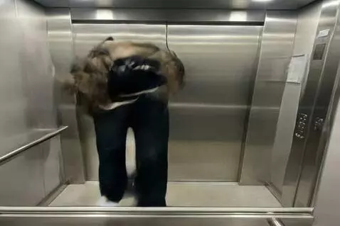AI Video from prompt: In an elevator, a dancer showcases an energetic 