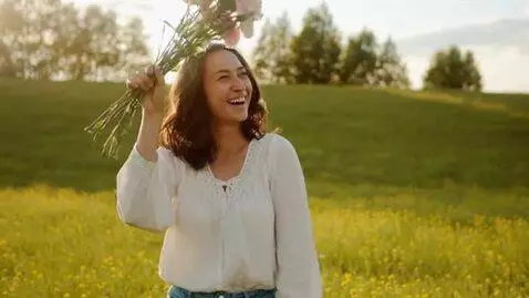 AI Video from prompt: A woman waves flowers