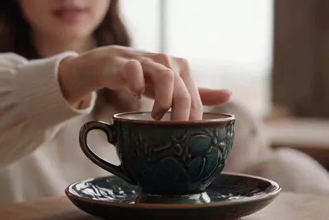 AI Video from prompt: Close-up. A beautiful cup stands directly in fro