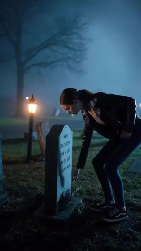 AI Video from prompt: fog, night, small suburban American town, lanter