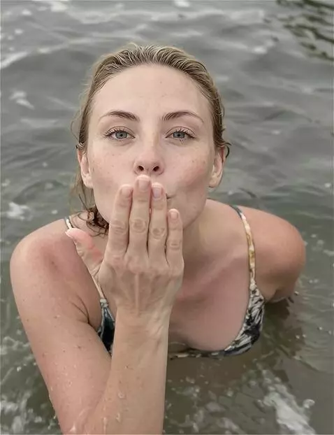 AI Video from prompt: Blowing a kiss