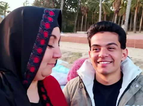 AI Video from prompt: Huge and kiss