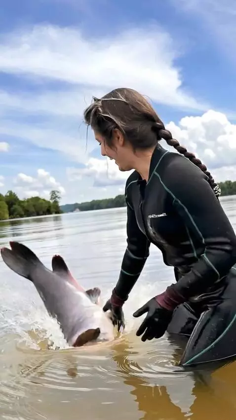 AI Video from prompt: the girl releases the catfish, but it is attacke