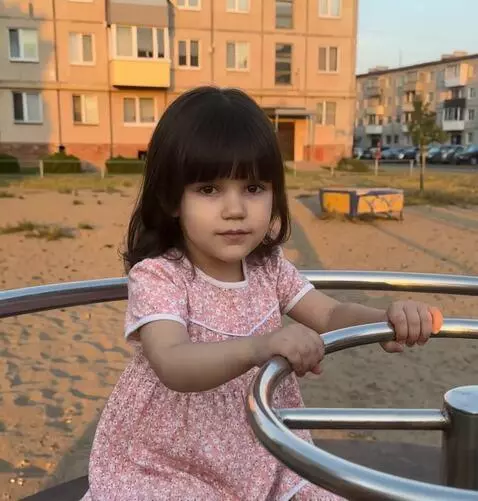 AI Video from prompt: The background behind me is spinning rapidly. Lo