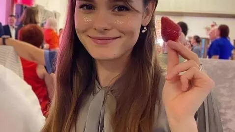 AI Video from prompt: the girl is straight at the camera. her exspress