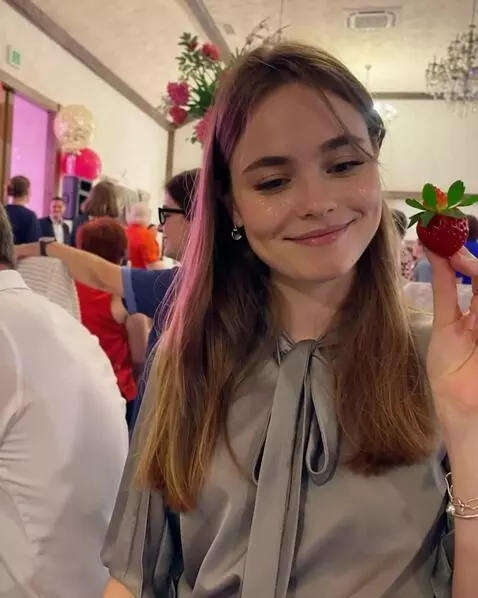 AI Video from prompt: the girl is straight at the camera. her exspress