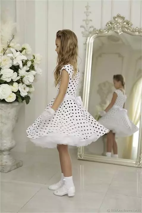 AI Video from prompt: she slowly spins around