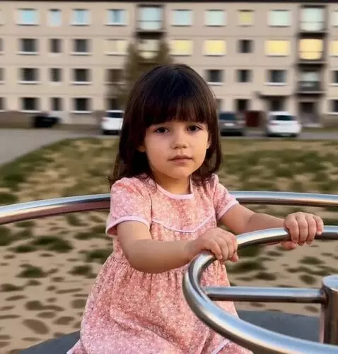 AI Video from prompt: The background behind this girl is spinning very