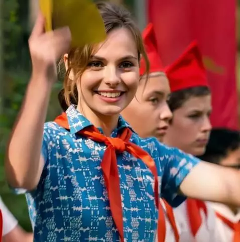 AI Video from prompt: a girl making fan of someone