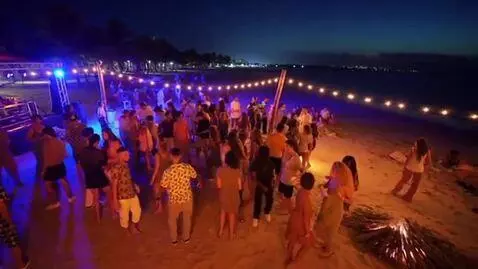 AI Video from prompt: i need a realistic video of beach party shot by 
