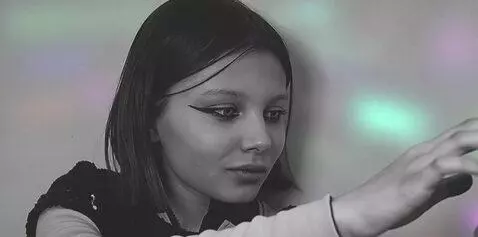 AI Video from prompt: the girl strokes and combs the guy's armpits