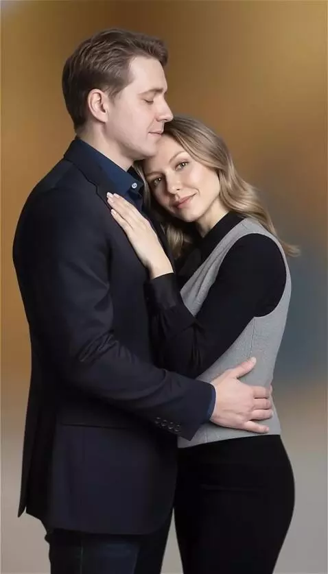 AI Video from prompt: A man hugs a woman, her head resting on his shou