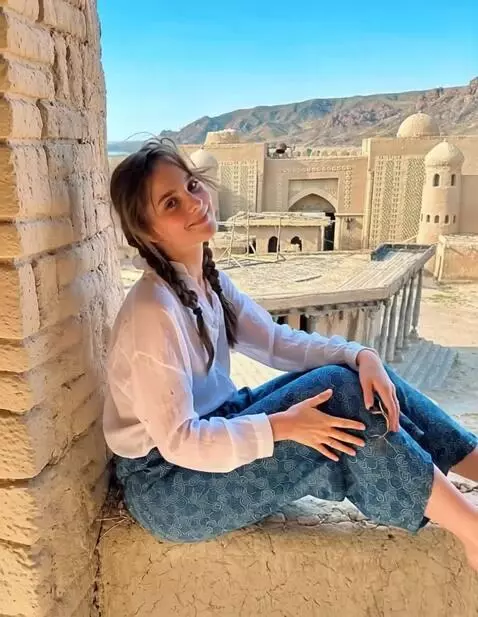 AI Video from prompt: the girl is looking straight into the camera. sh