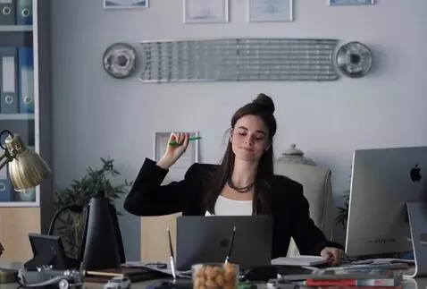 AI Video from prompt: the girl is in a good mood. she is smiling sligh