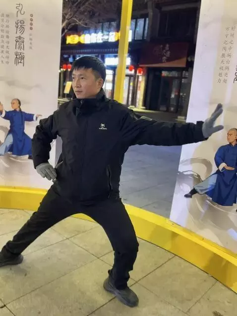 AI Video from prompt: Scene 1: Starting with a wide-angle shot, showca