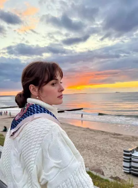 AI Video from prompt: the girl is staring at a single point. her facia