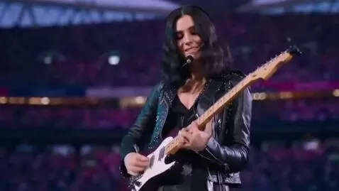 AI Video from prompt: An 18-year-old Italian woman with shoulder-lengt