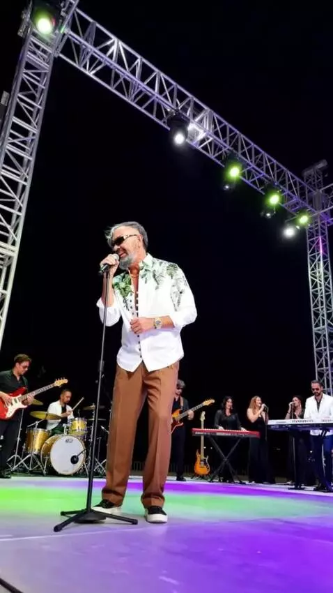 AI Video from prompt: Realistic photo. High quality. A man with glasse