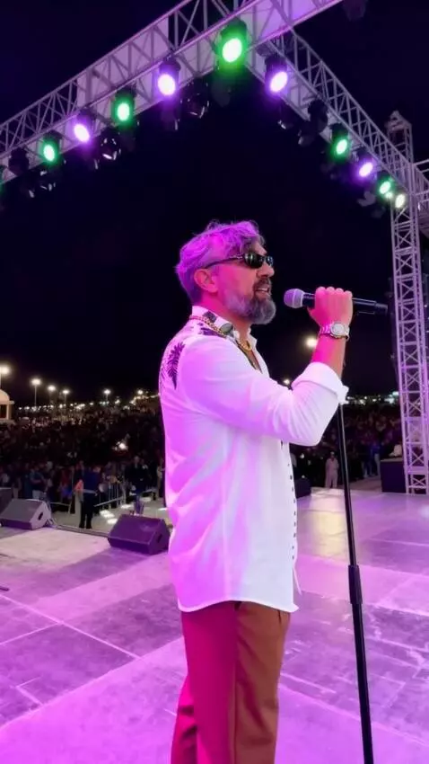 AI Video from prompt: Realistic photo. High quality. A man with glasse