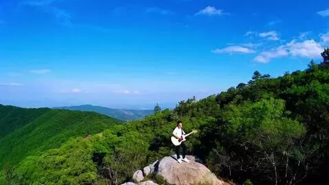 AI Video from prompt: A Vietnamese male singer and songwriter named NG