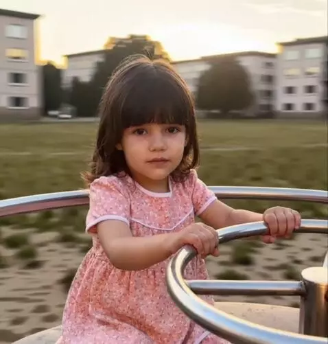 AI Video from prompt: The background behind the girl rotates to the ri