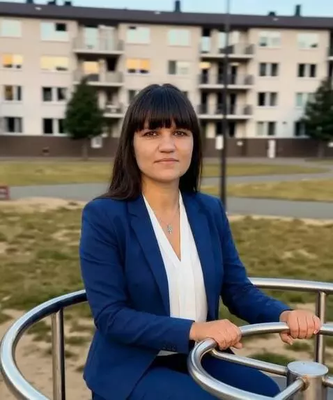 AI Video from prompt: The background behind the woman is spinning. The