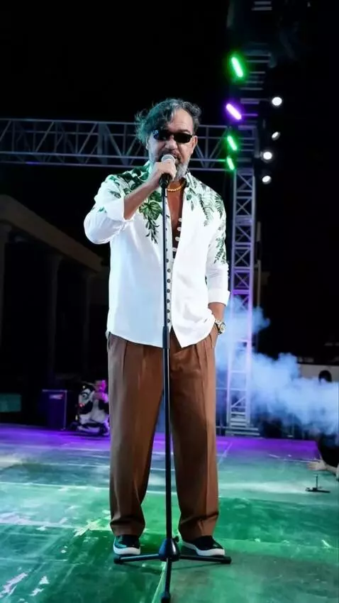 AI Video from prompt: A man with an exact replica of the face in the p