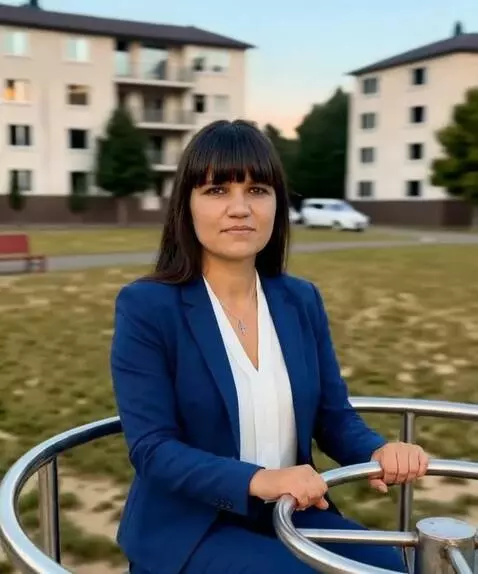 AI Video from prompt: The background behind the woman quickly spins to