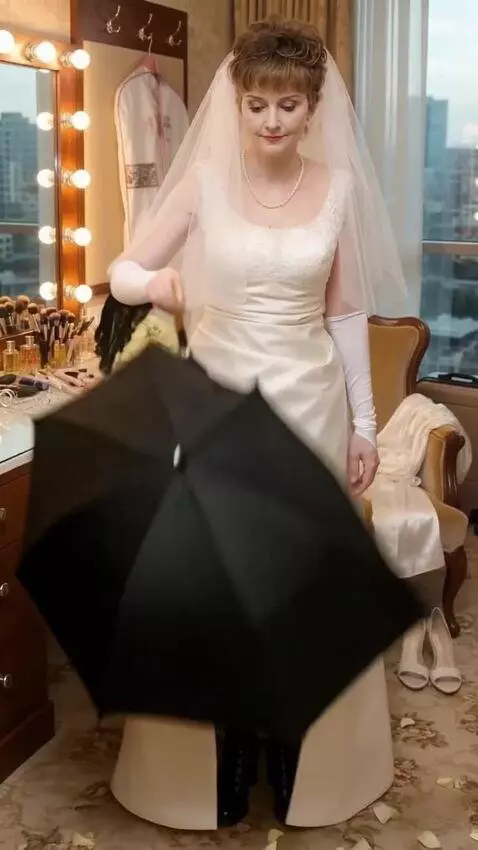 AI Video from prompt: A woman with the exact appearance as in the orig