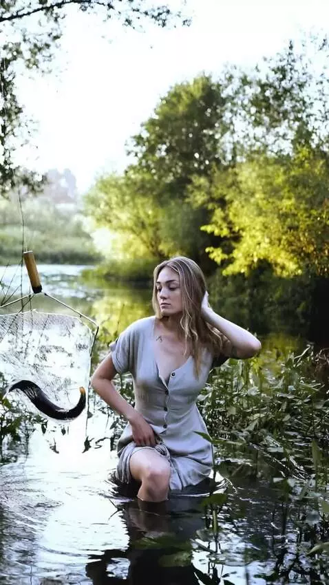 AI Video from prompt: a woman squats downa and he usesa fishing net to