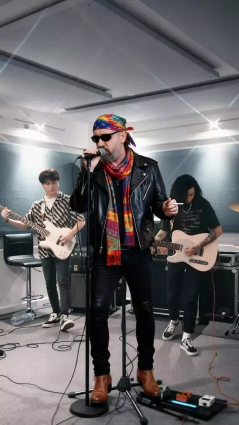 AI Video from prompt: Realistic photo. High quality. A man with glasse