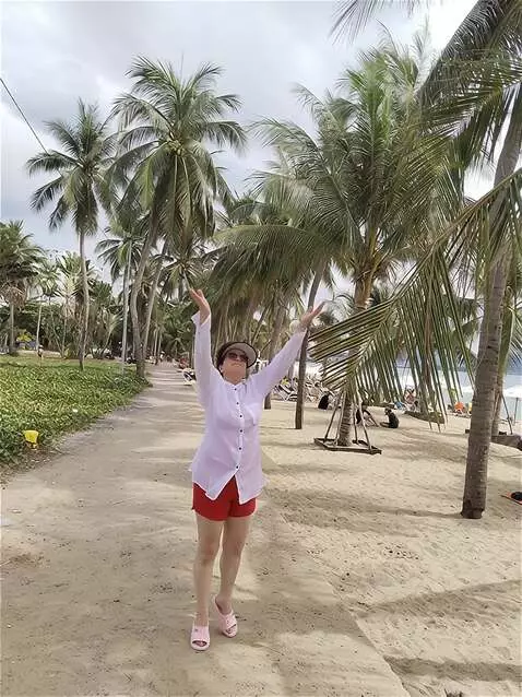 AI Video from prompt: Dollars fall on the girl, she catches them