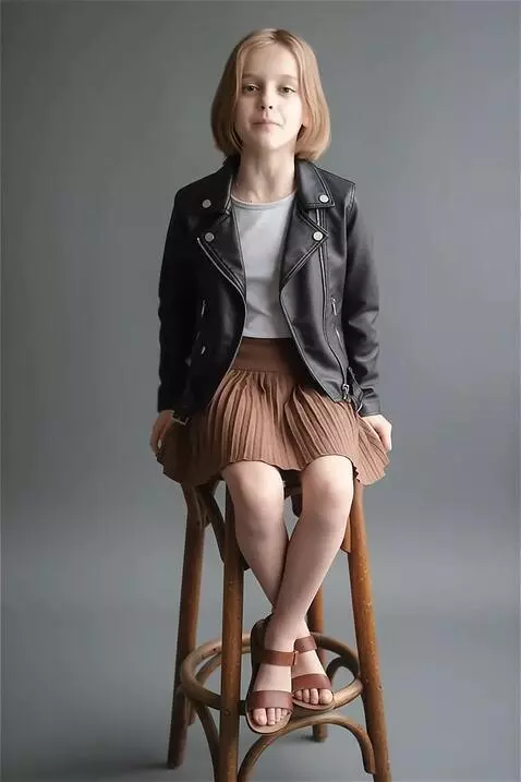 AI Video from prompt: The girl says:"I'm a popular actress!"