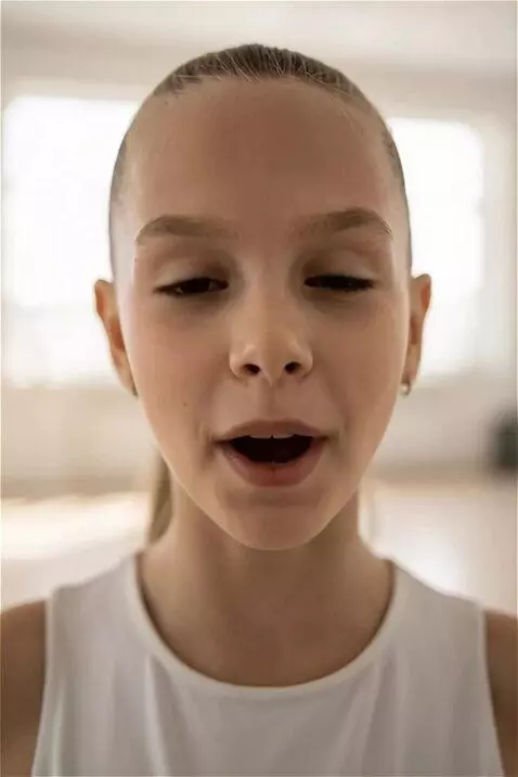 AI Video from prompt: The girl says:"I like white color!"