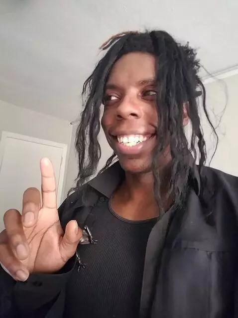 AI Video from prompt: While maintaining the same pose and facial expre