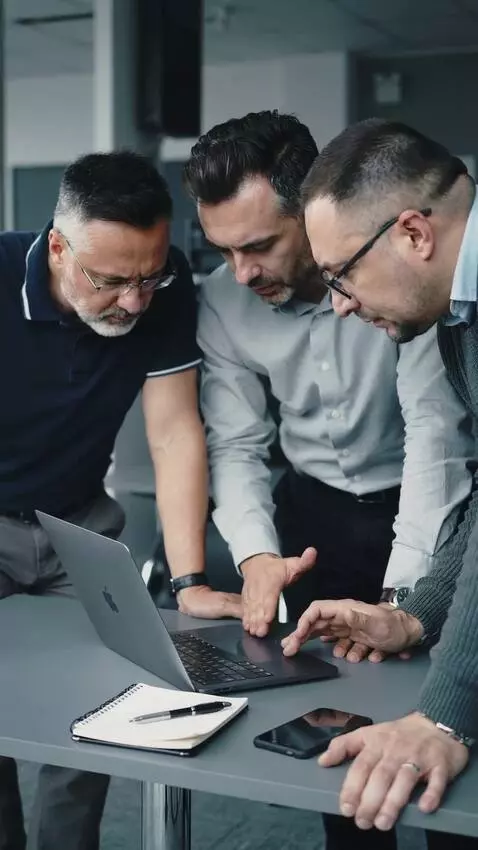 AI Video from prompt: generate a video where male experts are around a