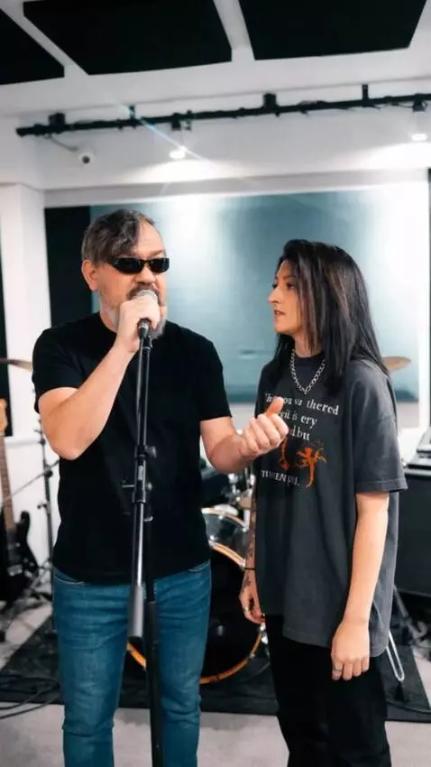 AI Video from prompt: A realistic video. A man in dark glasses, an exa