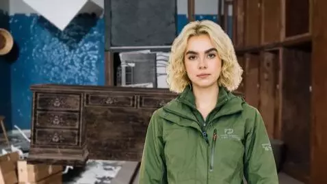 AI Video from prompt: the girl turns back and slowly approaches the ta