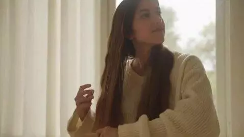 AI Video from prompt: long hair girl combing her hair