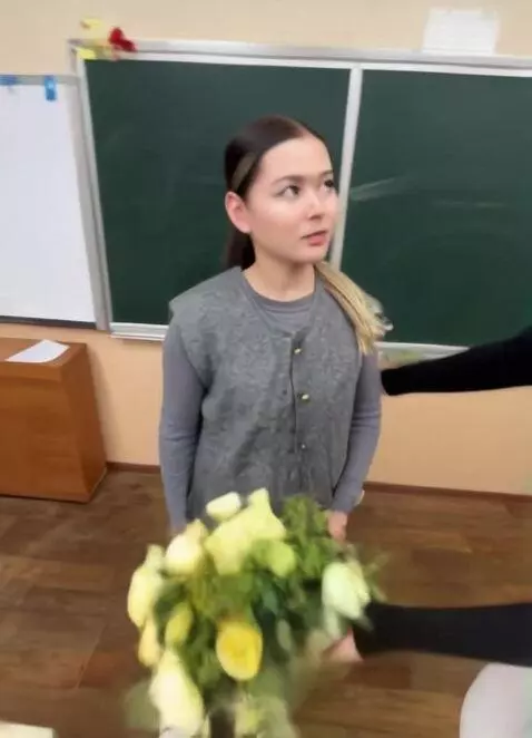 AI Video from prompt: A tall, muscular girl approaches the girl on the