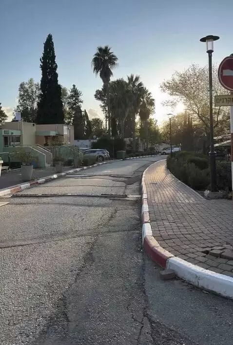 AI Video from prompt: camera slowly goes underground, cutaway view, se