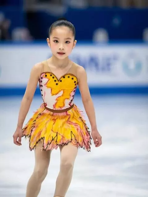 AI Video from prompt: The girl begins her free program with a step and