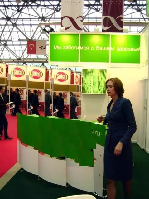 AI Video from prompt: The woman in the photograph is wearing a skirt, 