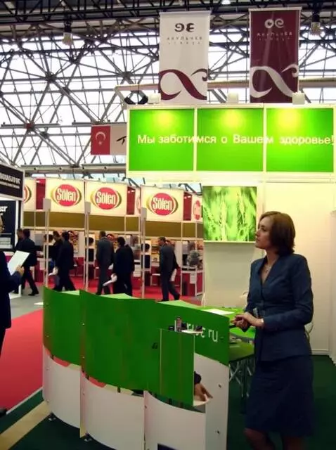 AI Video from prompt: The woman in the photograph is wearing a skirt, 